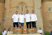 Los cuatro ‘chef’ Dani García, Pedro Subijana, Marc Segarra y Andoni Luis Anduriz ayer, durante la ‘pisada’ de la uva.-REPORTAJE GRÁFICO: J. M. LOSTAU