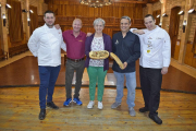 De dcha. a izda.: Luis Alberto Simón (El Cenador); Mariano de las Heras (Casa Ramón); Inmaculada de Pedro (Arlanza); Luis Miguel Abad (La Quinta del Nar) y Pablo de Miguel (Las Mayas).-