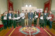 Ganadores del concurso de escaparates ayer, en una foto junto a representantes de Diputación y Fecosva.-EL MUNDO