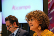 El director territorial de Alcampo en Castilla y León, Jesús López, y la directora de Comunicación Externa, Yolanda Fernández, en la rueda de prensa. ICAL