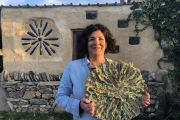 Nuria Martín, ante su taller en Gamones con una de sus obras.-ARGICOMUNICACIÓN