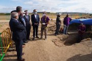 El Secretario de Memoria Histórica Fernando Martínez y el delegado del Gobierno en Castilla y León, Javier Izquierdo, visitan la fosa común en Medina del Campo junto al responsable de la ARMH, Julio del Olmo. -ICAL