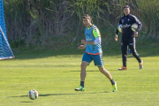 Samuel da un pase en el entrenamiento del martes-Pablo Requejo