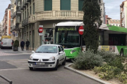 El vehículo municipal bloqueando el paso de los autobuses en el cruce de la calle Cánovas con Regalado.-E. P.