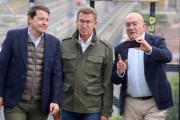 Alfonso Fernández Mañueco, Alberto Núñez Feijóo y Jesús Julio Carnero, en una imagen de archivo durante la campaña de las pasadas municipales.-ICAL