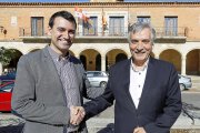 David Esteban y Artemio Domínguez se estrechan la mano frente al Ayuntamiento de Medina de Rioseco-J.M. Lostau