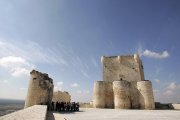 Un grupo de visitantes en el Castillo de Íscar, que recibirá inversiones para mejorar su cubierta e instalar un muro.-ICAL