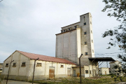 Silo de Alaejos que la Junta de Castilla y León ha cedido al Ayuntamiento, con dos naves adyacentes.-A.A.