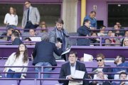 Carlos Suárez saluda a una persona en el palco del Real Valladolid antes de un partido-José C. Castillo