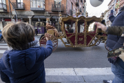 Un niño saluda a los Reyes Magos al paso de la carroza en su calle casi sin gente, el 5 de enero. PABLO REQUEJO / PHOTOGENIC