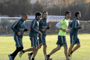 Peña, a la izquierda, durante el entrenamiento de ayer en los Campos Anexos-CÉSAR MINGUELA