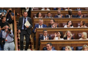 Óscar Puente, en el momento de dirigirse a la tribuna de oradores del Congreso de los Diputados para la réplica a Alberto Núñez Feijóo.-E. M.