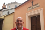 El candidato del PP a la Alcaldía de Valladolid, Jesús Julio Carnero, frente al monasterio de Santa Catalina.- E. M.