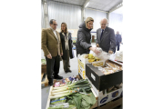 La concejala de Familia, Isabel Blanco, durante su visita al centro logístico del Banco de Alimentos de Valladolid.-ICAL