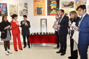 Óscar Puente, alcalde de Valladolid, junto a otras instituciones en la presentación del pastel de la SEMINCI.