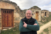 Adolfo Tomás, alcalde de la localidad soriana y ribereña de Atauta, en el barrio de bodegas tradicionales.-ARGICOMUNICACIÓN