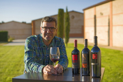 Jesús Jiménez, junto las célebres marcas de la bodega Numanthia, en Valdefinjas.  /