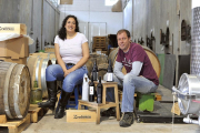 Daniel Ramos y Pepi San Juan en interior de la bodega cooperativa donde elaboran sus vinos de garnacha y albillo real, bajo el amparo de la DO Cebreros, en El Tiemblo.-