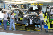 Trabajadores de Renault en la planta de carrocería y montaje de Valladolid, en una imagen de archivo. E. M.