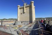 Operarios revisan las obras de la cubierta del patio de armas del Castillo de Fuensaldaña, ayer.-J.M. LOSTAU