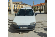 Coche atascado en las escaleras de la Plaza Mayor de Rioseco.- E.M.