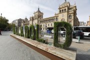 Letrero vegetal de la Plaza de Zorrilla sin la 'i' vandalizada durante el puente de Halloween. J. M. LOSTAU