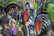 Visitantes contemplan distintos modelos de tractores en la anterior edición de la bienal ‘Agraria’.-PABLO REQUEJO