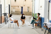 Vecinas de Pesquera de Duero dialogan con sus mascarillas en una de las calles de la localidad. J.M. LOSTAU