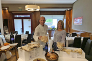 Óscar y Jessica con parros y cuartos de lechazo envasados al vacío en el comedor del Maracaibo