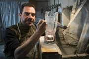 Óscar Santiago, en plena actividad creativa de grabado y talla sobre el cristal, en su taller artesano de Pinillos de Polendos, en Segovia.-ARGICOMUNICACIÓN