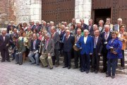 Médicos de la promoción de 1968 de la Universidad de Valladolid posan a las puertas de la Iglesia de la Magdalena. Cerca del centro, León de la Riva.-EL MUNDO