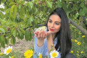 Gloria Marino, con un pollito en una de sus actividades.- E. M.