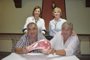 Los hermanos Carlos y José Antonio Martín junto a Maribel Redondo y María Díaz con una chuleta de carne de avileña de su propia ganadería en la venta familiar.-ARGICOMUNICACIÓN