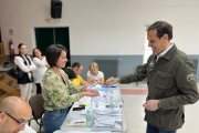 El presidente de la Diputación, Conrado Íscar, deposita su voto en la urna.- TWITTER