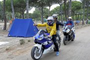 Aficionados a las dos ruedas ayer, van de excursión al casco urbano de Tordesillas tras instalar sus tiendas.-J.M. LOSTAU