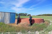 Dos agentes de la Guardia Civil observan el brocal de un pozo en una finca rústica de la provincia.-GUARDIA CIVIL