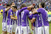 Jugadores blanquivioleta celebran uno de los tres goles al Sporting-J.M.Lostau