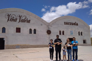 De izda. a dcha.: Mª Rosa Arranz y Jordi Alonso, enólogos de la bodega, junto a Susana Martínez y Juan Marcos González, padres de la pequeña Blanca (detrás de una de las botellas solidarias), que padece glucogenosis.-ARGICOMUNICACIÓN