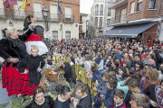 El público abarrota la Plaza de España la espera de probar el primer mosto, mientras Carmen pisa la uva sobre el escenario al ritmo de la música.-Miguel Ángel Santos