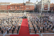 Representantes de colectivos políticos, sociales y empresariales, ayer en el acto homenaje celebrado por la tarde en la Plaza Mayor. REPORTAJE GRÁFICO: J.M. LOSTAU