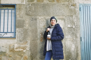 Charlotte Allen a la puerta de su bodega en la localidad zamorana de Fermoselle.