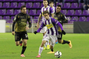 Jorge Hernández se lleva el balón ante la presencia de Coro y Rodrigues, en el partido contra el Elche en Zorrilla-J.M.Lostau