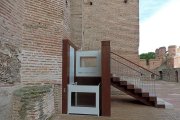 Vista de la escalera de acceso con el nuevo elevador lateral.-EL MUNDO