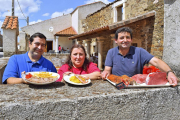 Agustín y Susana, junto a José Manuel Calvo (derecha), el carnicero de Villar de la Yegua, en el patio del centro social y restaurante.-ARGICOMUNICACIÓN