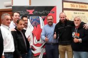 Ruiz y Oliverira flanquean el cartel de Motauros junto a miembros de la organización, ayer en Tordesillas.-E.M