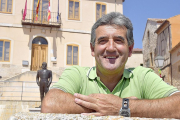 Jesús Yuste en la localidad de Castrillo de Duero delante de la estatua de Juan Martín El Empecinado.-ARGICOMUNICACIÓN