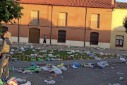 Matapozuelos amaneció cubierto de bolsas, vasos, botellas y bricks.-E.M.