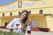 Luciana Calvo, con su Monte Pinadillo rosado de lágrima, ante la fachada de la bodega cooperativa ribereña.-ARGICOMUNICACIÓN