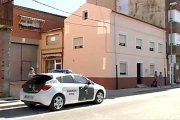 Un vehículo de la Guardia Civil junto a la casa donde ocurrieron los hechos el viernes en Peñafiel.-LA 8 VALLADOLID