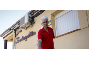 Roberto Gómez, junto al lugar en el que mataron en 2007 a su hijo Óscar, en el bar que el joven regentaba en Tordesillas. PHOTOGENIC